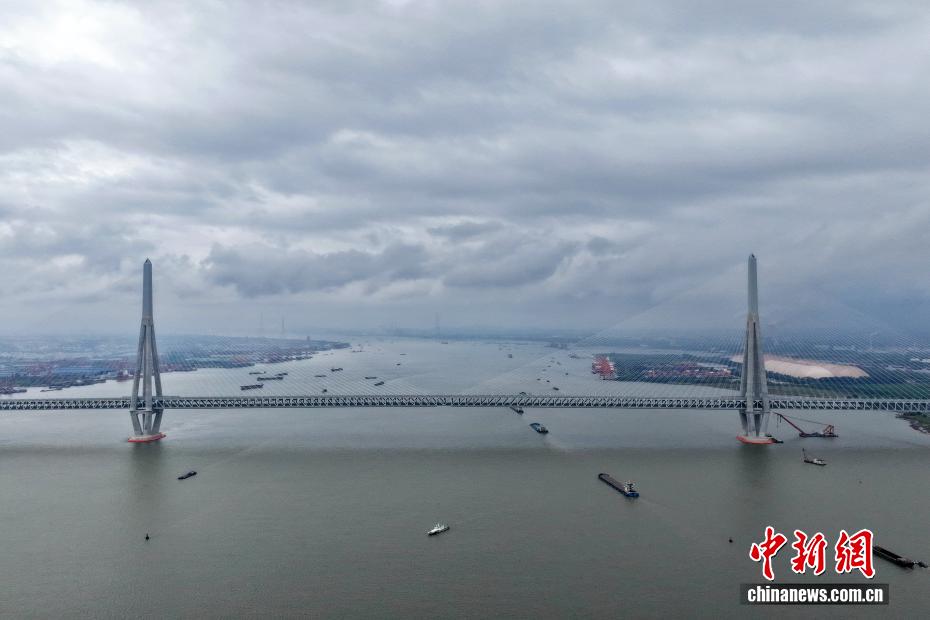 世界最大跨度斜拉桥常泰长江大桥通车