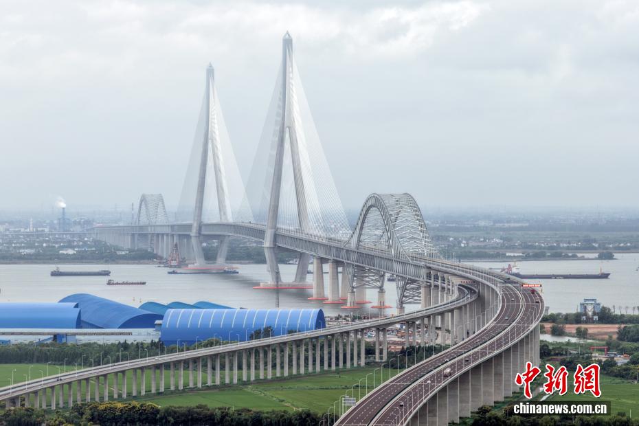 世界最大跨度斜拉桥常泰长江大桥通车