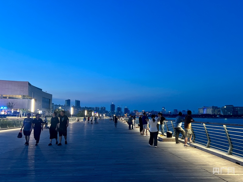 消费新观察｜黄浦江风“吹热”夜经济 多元业态点亮“夜上海”