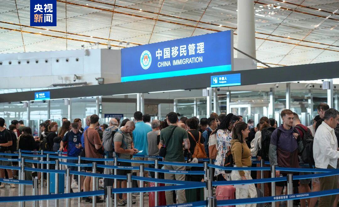 北京口岸本年度出入境人员总量已突破1500万人次