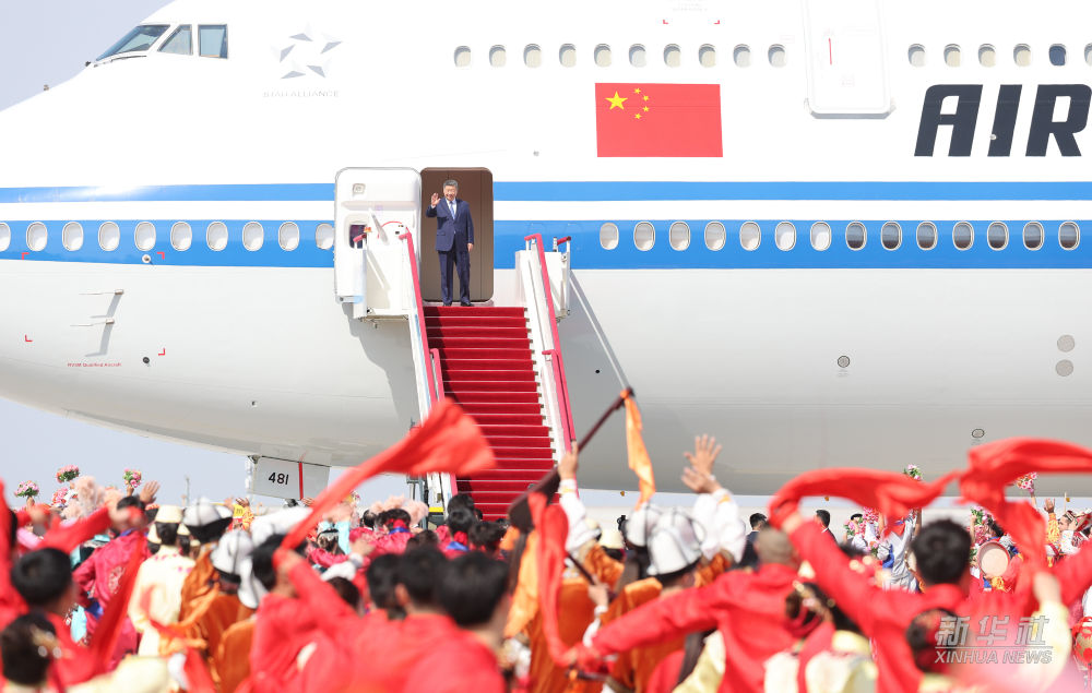 新华图讯丨习近平率中央代表团抵达乌鲁木齐出席新疆维吾尔自治区成立70周年庆祝活动