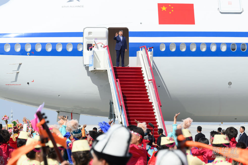 新华图讯丨习近平率中央代表团抵达乌鲁木齐出席新疆维吾尔自治区成立70周年庆祝活动