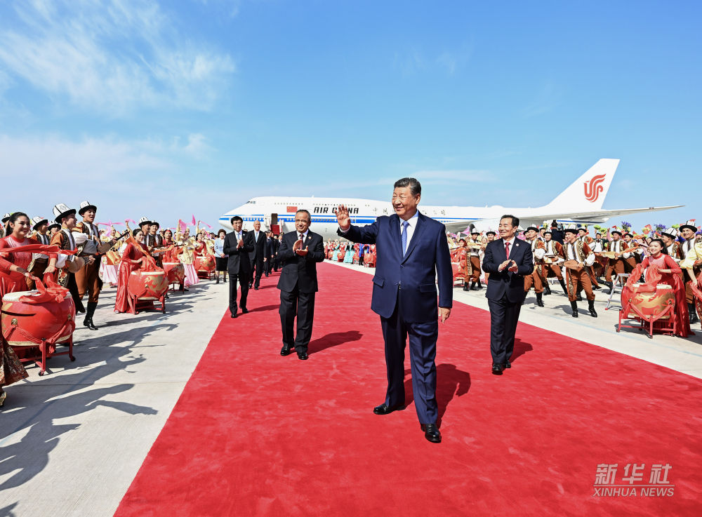 新华图讯丨习近平率中央代表团抵达乌鲁木齐出席新疆维吾尔自治区成立70周年庆祝活动