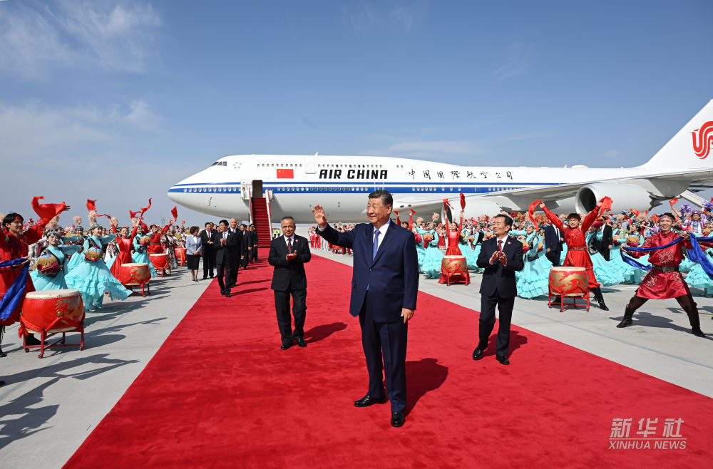 新华图讯丨习近平率中央代表团抵达乌鲁木齐出席新疆维吾尔自治区成立70周年庆祝活动