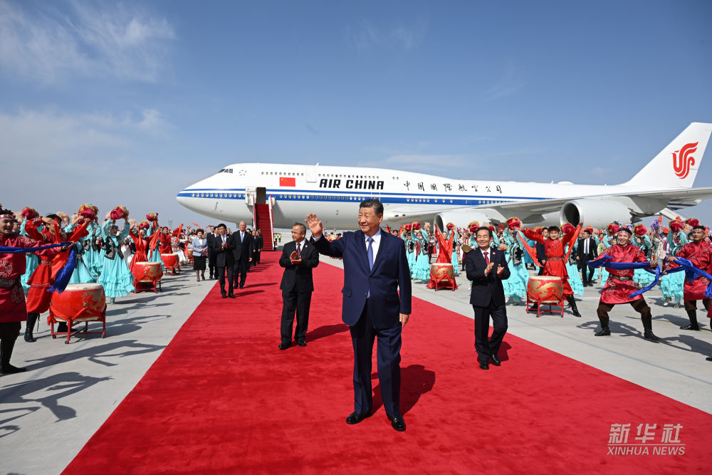 新华图讯丨习近平率中央代表团抵达乌鲁木齐出席新疆维吾尔自治区成立70周年庆祝活动