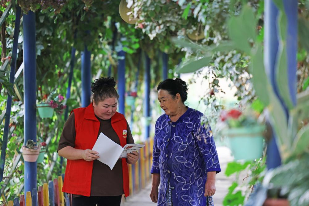 潮涌新疆70年 小村新变：达西村里的幸福日子