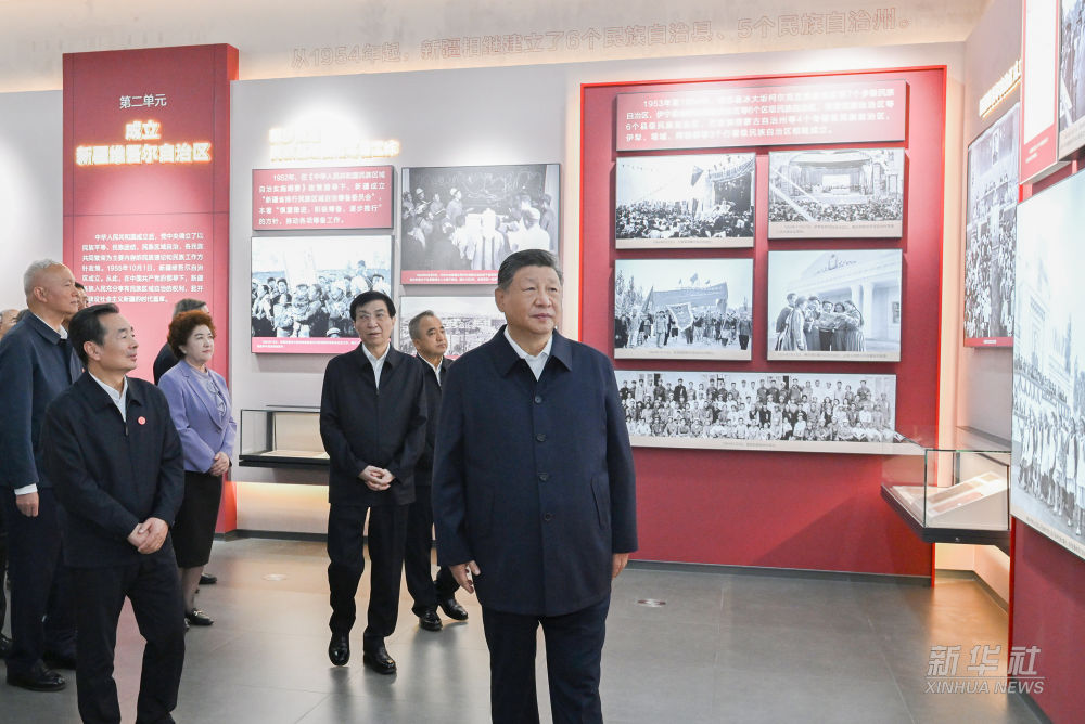 新华图讯丨习近平参观新疆维吾尔自治区成立70周年主题成就展