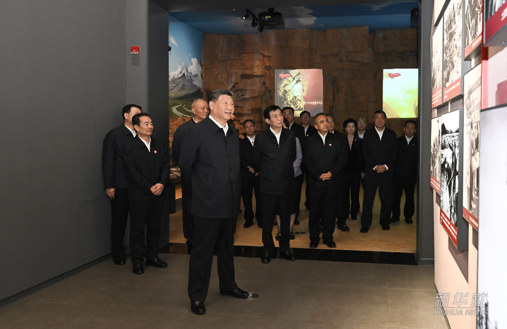 新华图讯丨习近平参观新疆维吾尔自治区成立70周年主题成就展