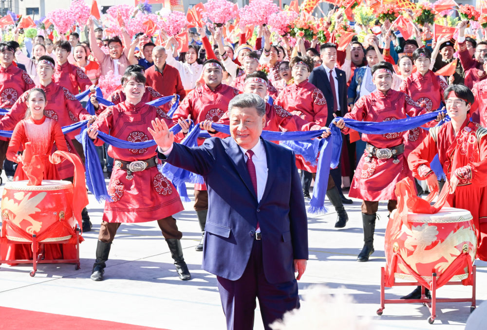 新华图讯丨习近平离开新疆返回北京