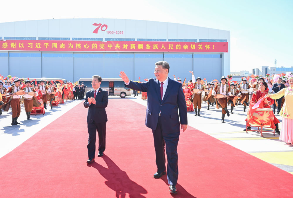 新华图讯丨习近平离开新疆返回北京