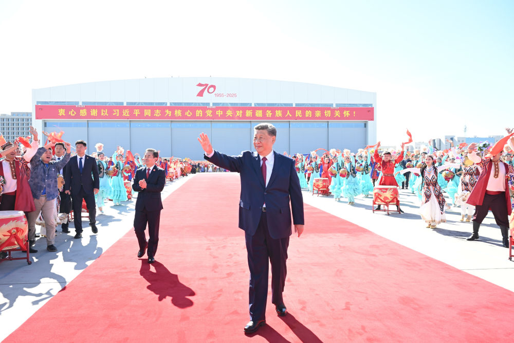 新华图讯丨习近平离开新疆返回北京