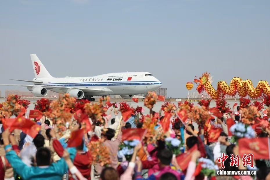 （近观中国）从一捧“石榴花束”读懂习近平新疆之行