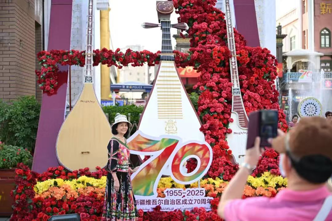 （近观中国）从一捧“石榴花束”读懂习近平新疆之行