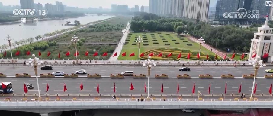 国庆中秋双节将至 各地营造喜庆氛围迎接佳节c