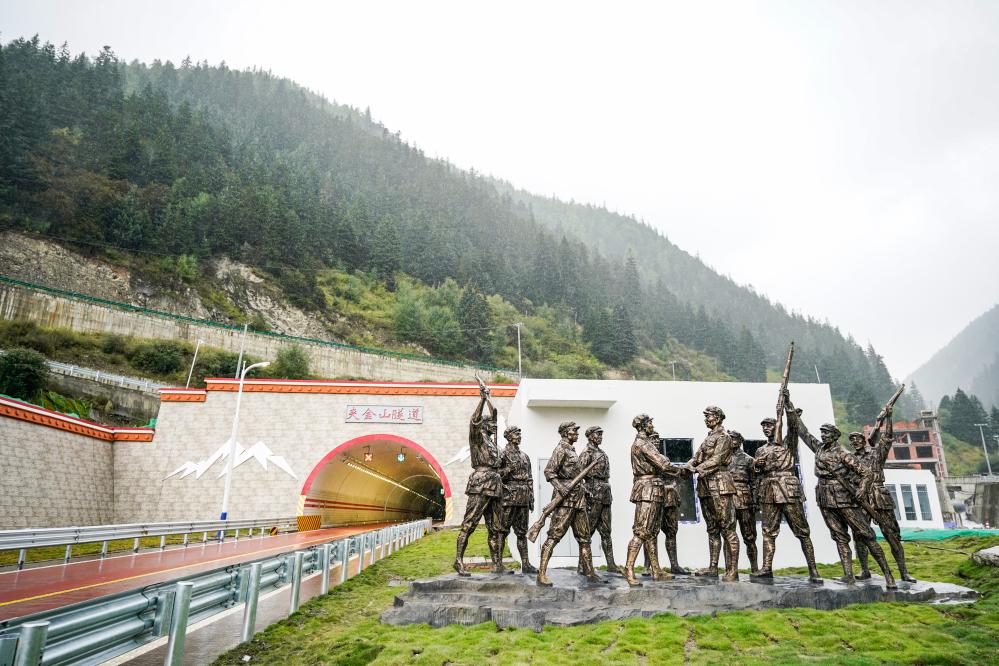 四川夹金山隧道建设完工