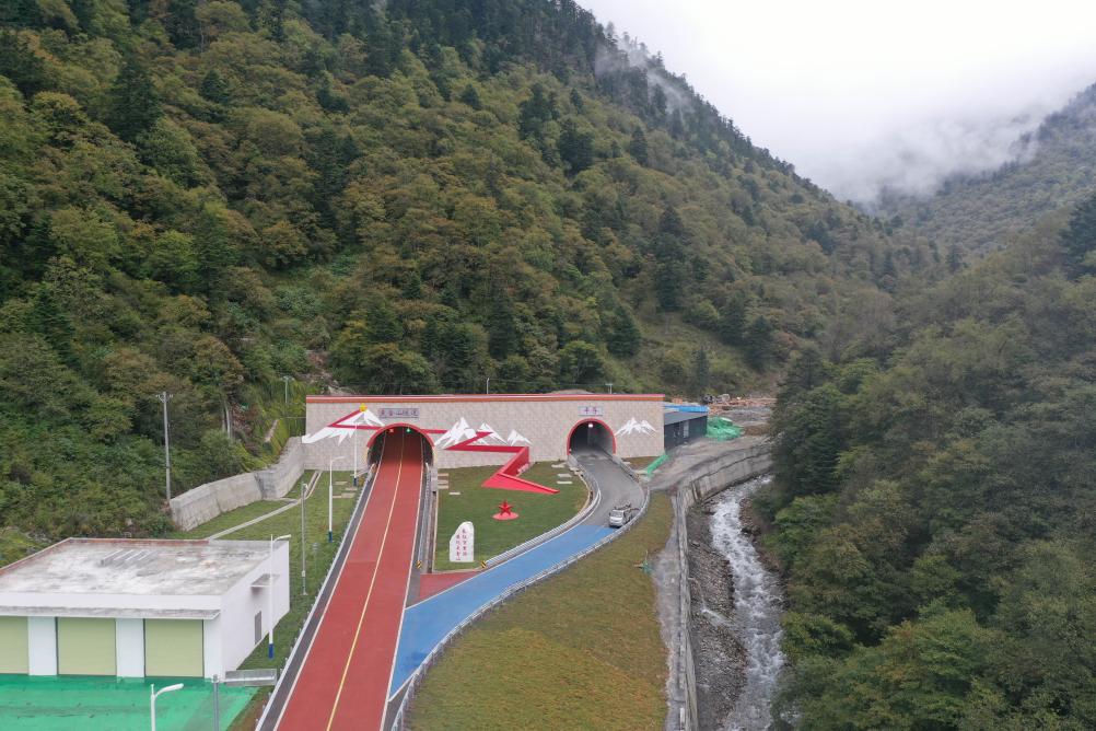 四川夹金山隧道建设完工