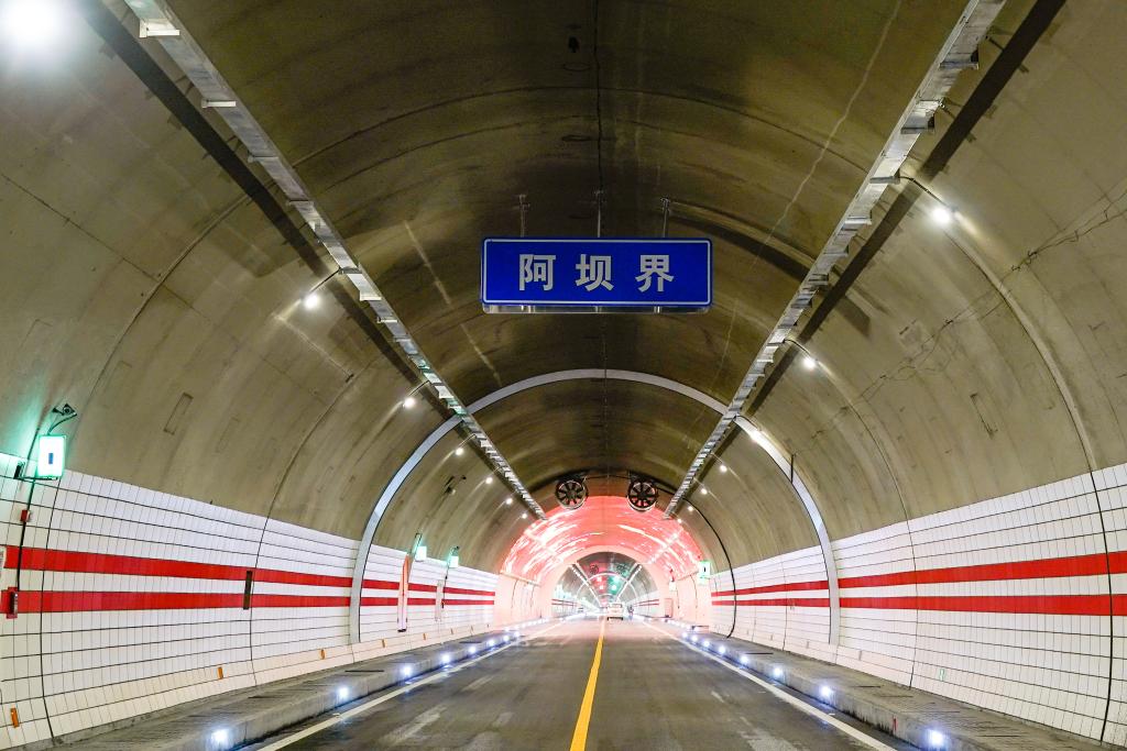 四川夹金山隧道建设完工