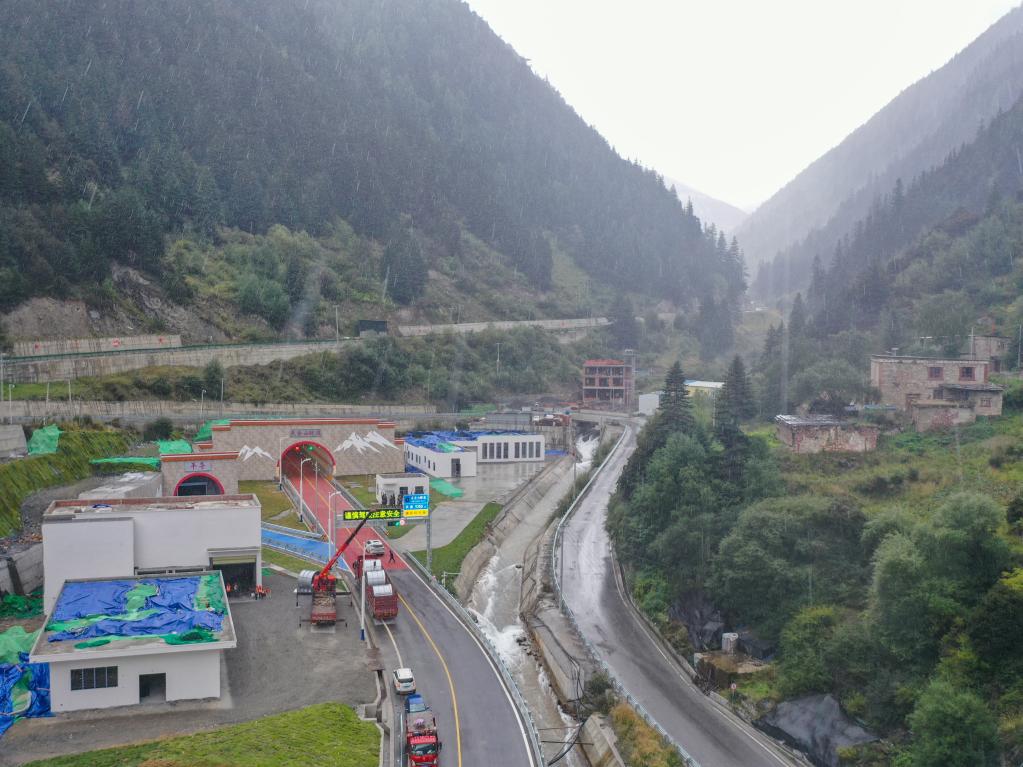 四川夹金山隧道建设完工