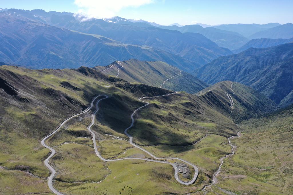 四川夹金山隧道建设完工