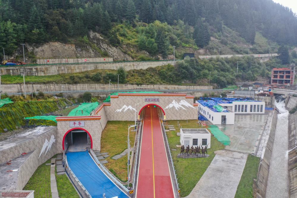 四川夹金山隧道建设完工