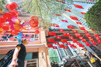 与祖国同频共振，把日子过得越来越红火
