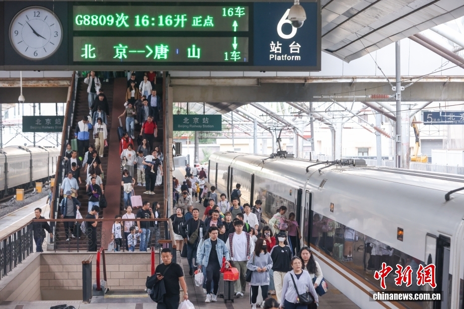 国庆中秋假期第三天 全国铁路客流继续保持高位运行