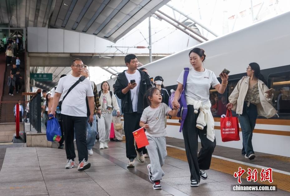 国庆中秋假期第三天 全国铁路客流继续保持高位运行