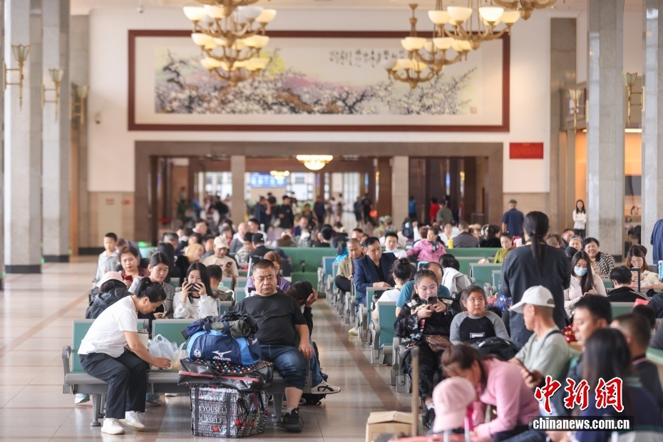 国庆中秋假期第三天 全国铁路客流继续保持高位运行