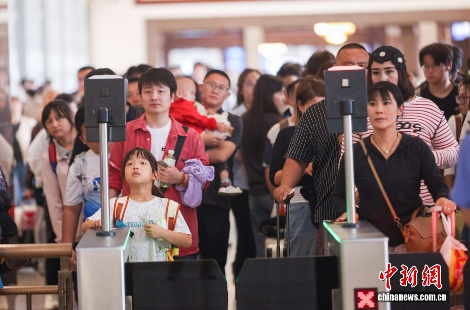 国庆中秋假期第三天 全国铁路客流继续保持高位运行