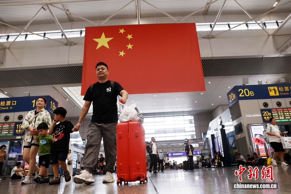 国庆中秋假期第三天 全国铁路客流继续保持高位运行