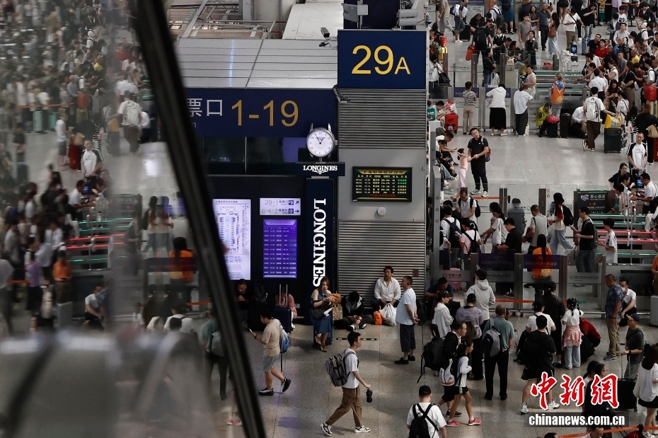 国庆中秋假期第三天 全国铁路客流继续保持高位运行