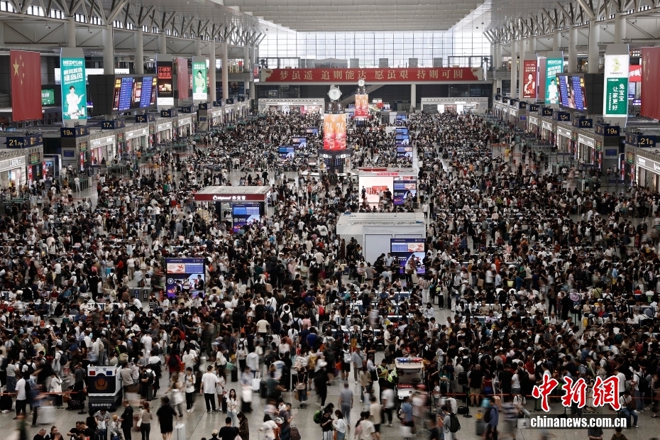 国庆中秋假期第三天 全国铁路客流继续保持高位运行