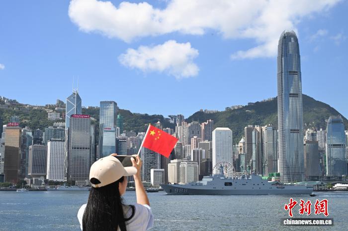 香港民众维港两岸送别海军83舰编队 期待未来再见