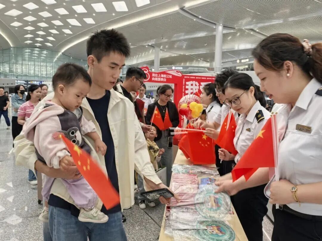 我的铁路风景｜车站化身流动的“文化驿站”，引来旅客纷纷打卡