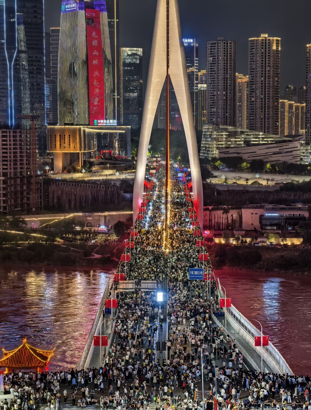 升腾的“烟火气”：“夜经济”激活中国假日消费新动力