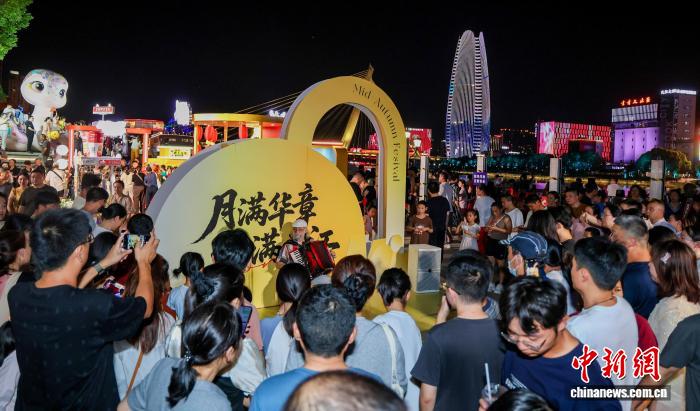 文化观察：外国人在中国怎么过中秋节？