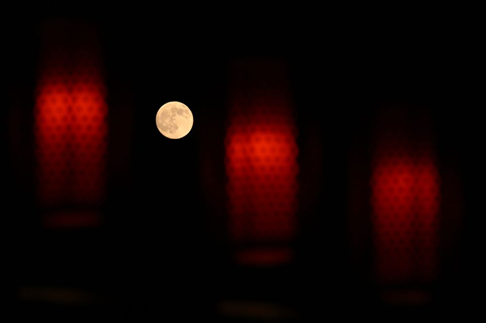 新华社出图｜明月共此时