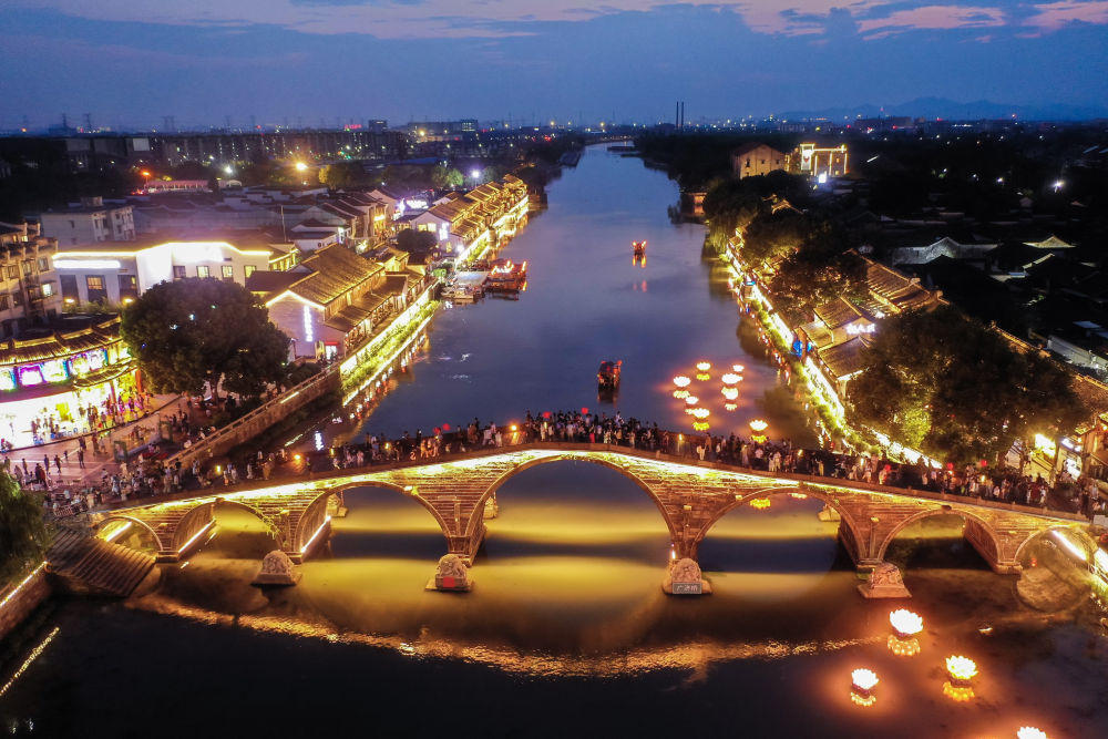 新华鲜报｜“双节”同辉！国庆中秋假期交出活力满满“成绩单”