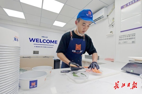 花湖八日——在跑道、在直播间、在百姓餐桌，看见一张通达全球的网