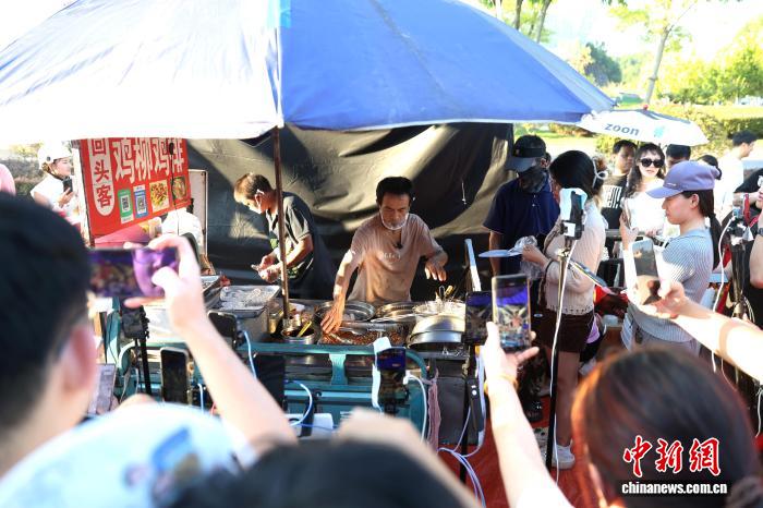 中国“双节”民众出行热情空前高涨 假日经济显活力