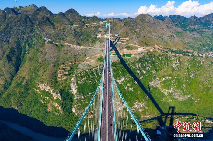 中国“双节”民众出行热情空前高涨 假日经济显活力