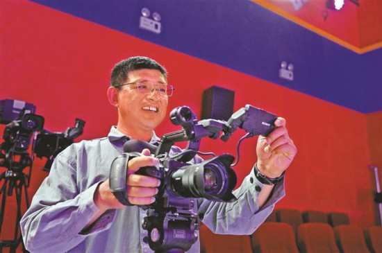 拉巴多吉：镜头记录沧桑巨变
