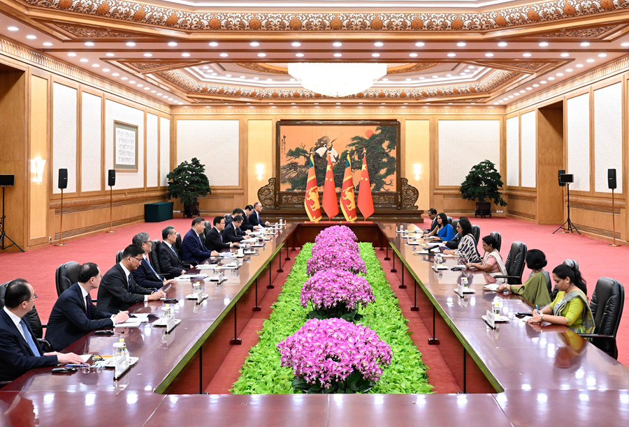 习近平会见斯里兰卡总理阿马拉苏里亚