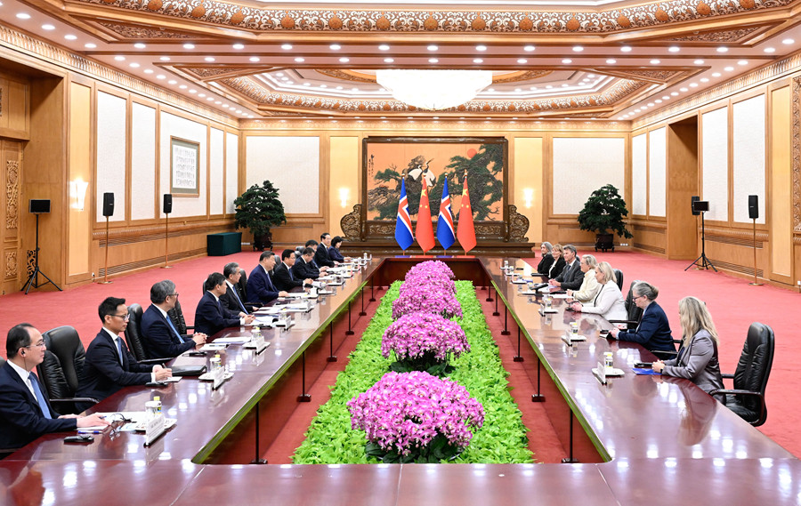 习近平会见冰岛总统托马斯多蒂尔