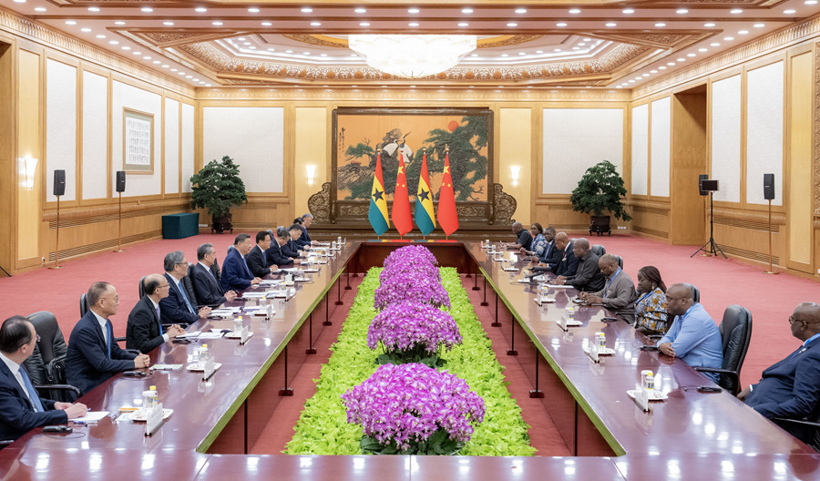 习近平会见加纳总统马哈马