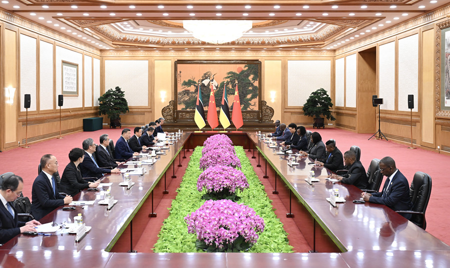 习近平会见莫桑比克总理莱维