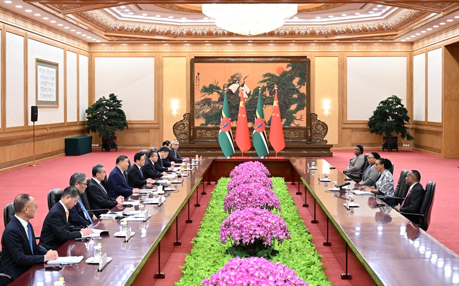 习近平会见多米尼克总统伯顿