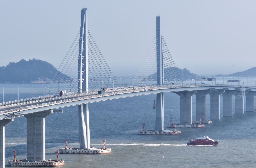 港珠澳大桥开通7周年 客流量超9300万人次