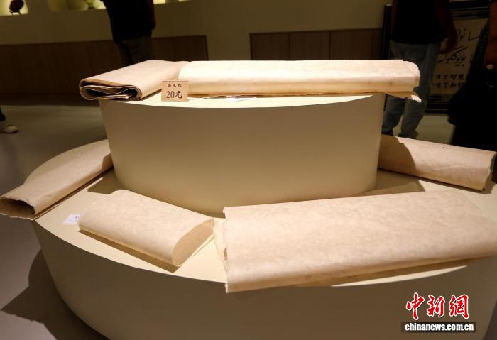 (走进中国乡村)方寸墨玉桑皮纸 书展新疆乡村古韵新颜