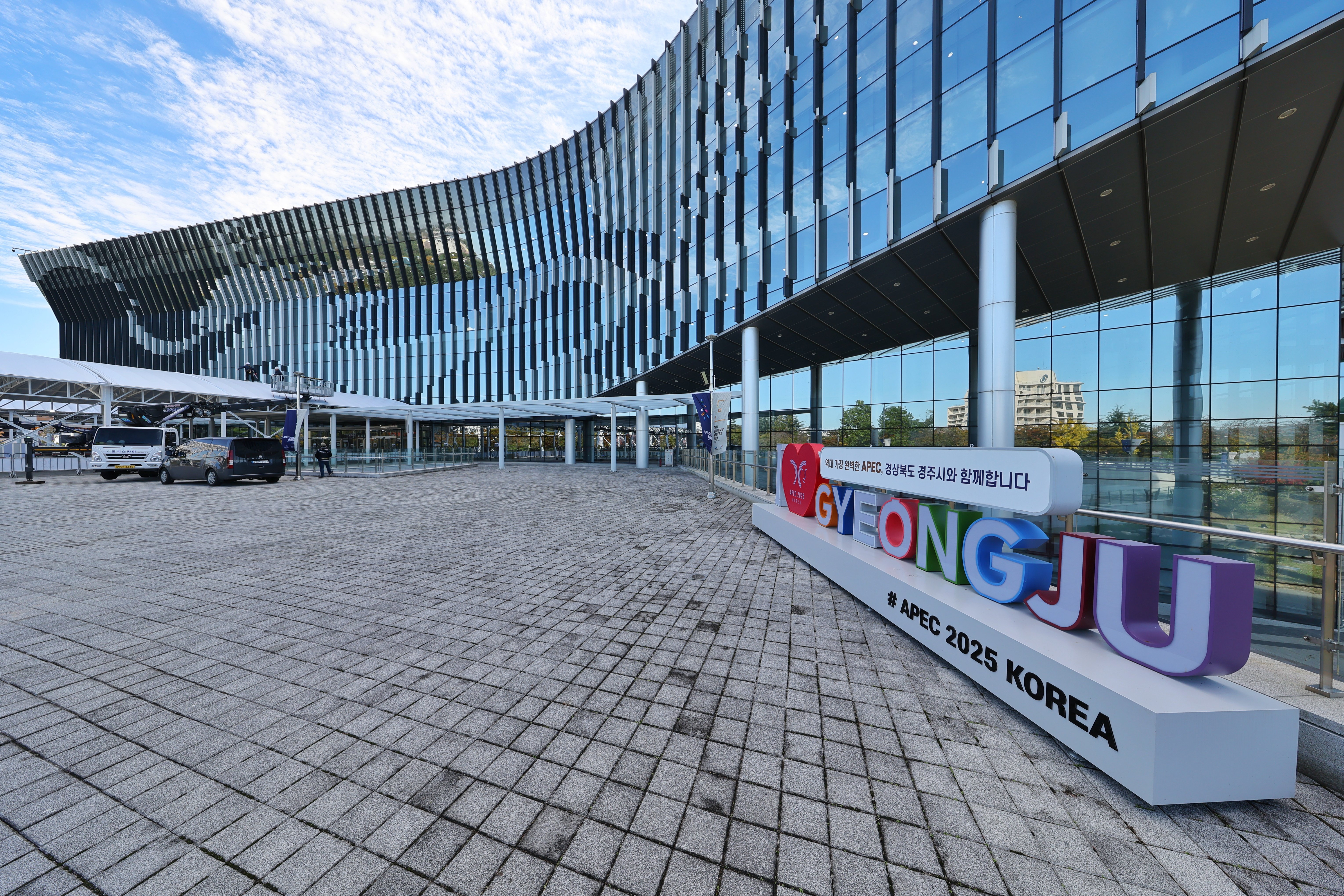 一见·亚太合作,习近平主席为何强调“开放”是生命线? 亚太经合组织第三十二次领导人非正式会议主会场韩国庆州和白国际会议中心。肖翊摄